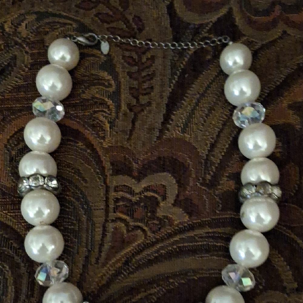 Elegant Pearl and Silver Heart Necklace - Picture 3 of 3